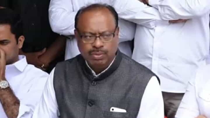 कोण बावनकुळे? त्यांची XXX आहे का उद्धव ठाकरे यांच्यावर बोलायची?, संजय राऊत यांचा हल्लाबोल कोण बावनकुळे? त्यांची XXX आहे का उद्धव ठाकरे यांच्यावर बोलायची?, संजय राऊत यांचा हल्लाबोल