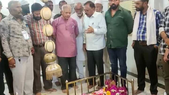 कबरीवर फुलं वाहण्याच्या आंबेडकर यांच्या कृतीवर हिंदू महासंघ आक्रमक; केली सरकारकडे ही मागणी कबरीवर फुलं वाहण्याच्या आंबेडकर यांच्या कृतीवर हिंदू महासंघ आक्रमक; केली सरकारकडे ही मागणी