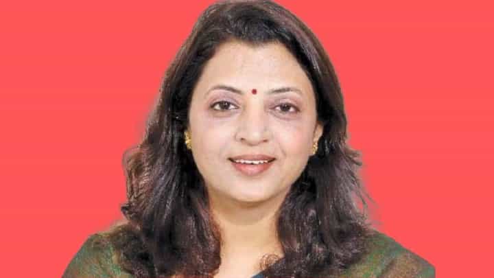 नागरिकांकडून इर्शाळवाडीत मदतीचा वेग वाढला; पण शिवसेना नेत्या कायंदे म्हणतात, ‘आदिवासी लोक’ नागरिकांकडून इर्शाळवाडीत मदतीचा वेग वाढला; पण शिवसेना नेत्या कायंदे म्हणतात, ‘आदिवासी लोक’