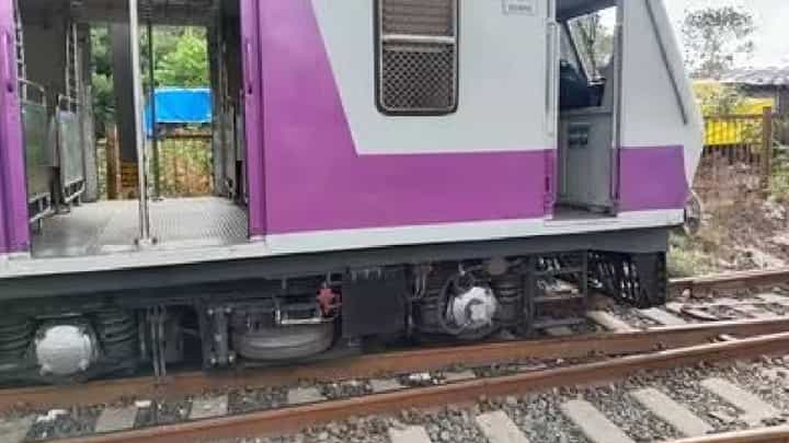 मुंबईत रेल्वे अपघात टळला; लोकल रुळावरून घसरली, लोकल सेवा विस्कळीत मुंबईत रेल्वे अपघात टळला; लोकल रुळावरून घसरली, लोकल सेवा विस्कळीत