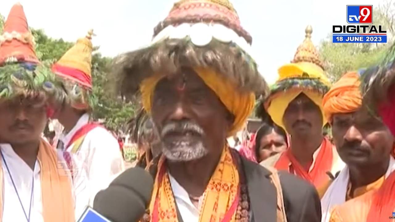 VIDEO : वासुदेव आला…वासुदेव आला, हरवत चालेल्या वासुदेवांची नीरा घाटावर गर्दी