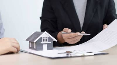 Real Estate News | 12 वी मध्ये 75 टक्के मिळाले म्हणून फ्लॅट नाकारला, देशात कुठे घडलं हे?