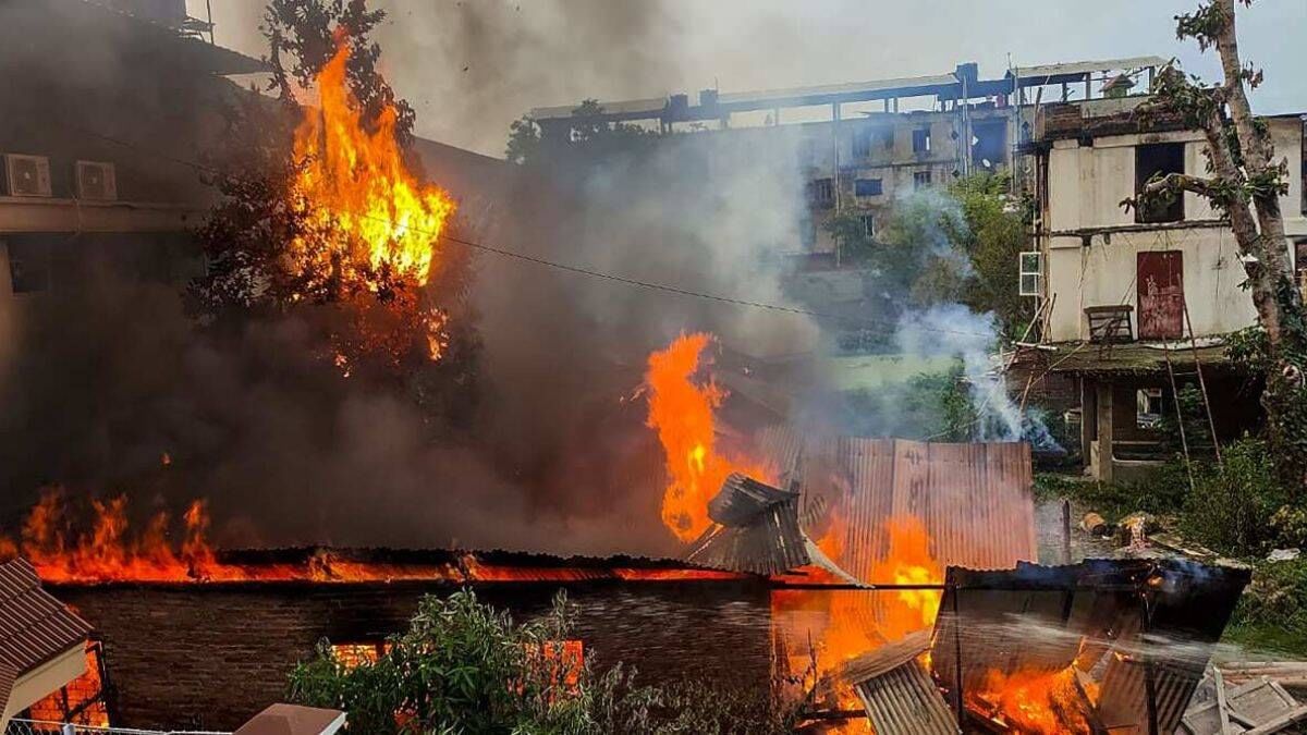 मणिपूरमध्ये 3 मेपासून सुरू झालेला आहे. या हिंसाचारात तब्बल 46 दिवस उलटून गेले आहे. परंतु हिंसाचार थांबण्याचे नाव घेत नाही. 16 जून रोजी म्हणजेच शुक्रवारी रात्रीही हिंसाचाराच्या 5 घटना घडल्या. जमावाने इम्फाळ पश्चिम येथील इरिंगबम पोलिस स्टेशनवर हल्ला केला आणि शस्त्रे लुटण्याचा प्रयत्न केला, परंतु सुरक्षा दलांनी त्यांचा पाठलाग केला.