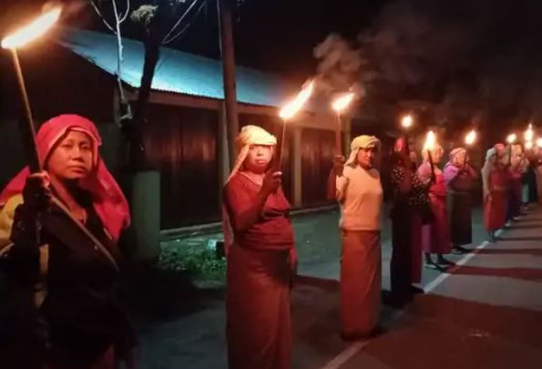 जमावाने भाजप खासदार आणि केंद्रीय परराष्ट्र राज्यमंत्री राजकुमार रंजन सिंह यांच्या इंफाळ येथील घराला आग लागली. गेल्या 20 दिवसांत मणिपूरमधील मंत्री आणि आमदारांच्या घरांवर हल्ल्याच्या 4 घटना घडल्या आहेत. 14 जून रोजी इंफाळमधील लामफेल येथील उद्योगमंत्री नेमचा किपजेन यांच्या अधिकृत बंगल्याला आग लागली होती. 8 जून रोजी भाजप आमदार सोरायसम केबी यांच्या घरावर बॉम्ब हल्ला झाला होता. यापूर्वी 28 मे रोजी काँग्रेस आमदार रणजित सिंह यांच्यावरही हल्ला झाला होता.