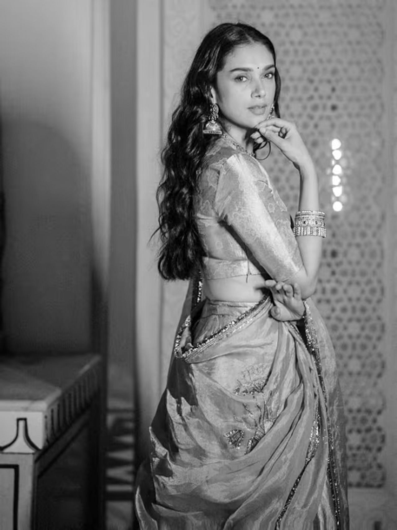  अभिनेत्री अदिती राव हैदरी (Aditi Rao Hydari) हिने अनेक सिनेमांमध्ये  काम केलं आहे. पण अभिनेत्री हवी तशी लोकप्रियता मिळाली नाही. 