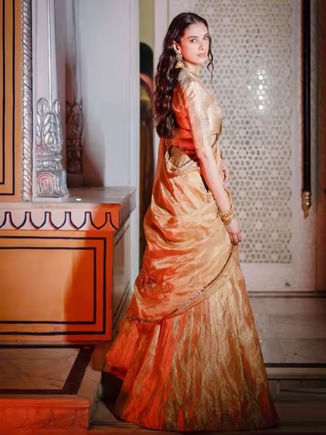 Aditi Rao Hydari हिच्या पारंपरिक लूकवर चाहते फिदा; फोटो व्हायरल - Marathi  News | Aditi Rao Hydari look royal in golden lehenga with a golden blouse |  TV9 Marathi