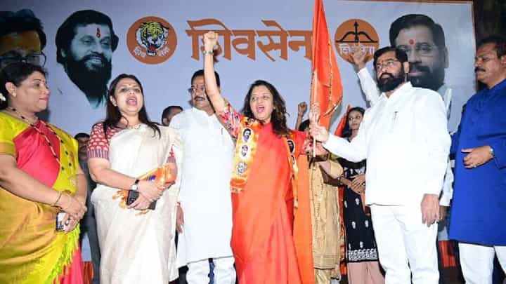 शिवसेनेत प्रवेश केल्यानंतर मनिषा कायंदेंची पहिली प्रतिक्रिया; म्हणाल्या, माझी घुसमट होत होती ! शिवसेनेत प्रवेश केल्यानंतर मनिषा कायंदेंची पहिली प्रतिक्रिया; म्हणाल्या, माझी घुसमट होत होती !