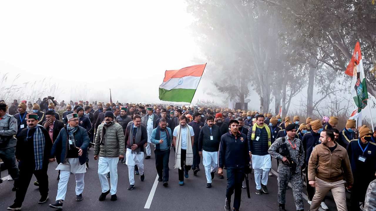 काही दिवसांआधी काँग्रेसने भारत जोडो यात्रा काढली. या यात्रेत राहुल गांधी कन्याकुमारी ते जम्मू काश्मीर हे अंतर पायी चालले. 