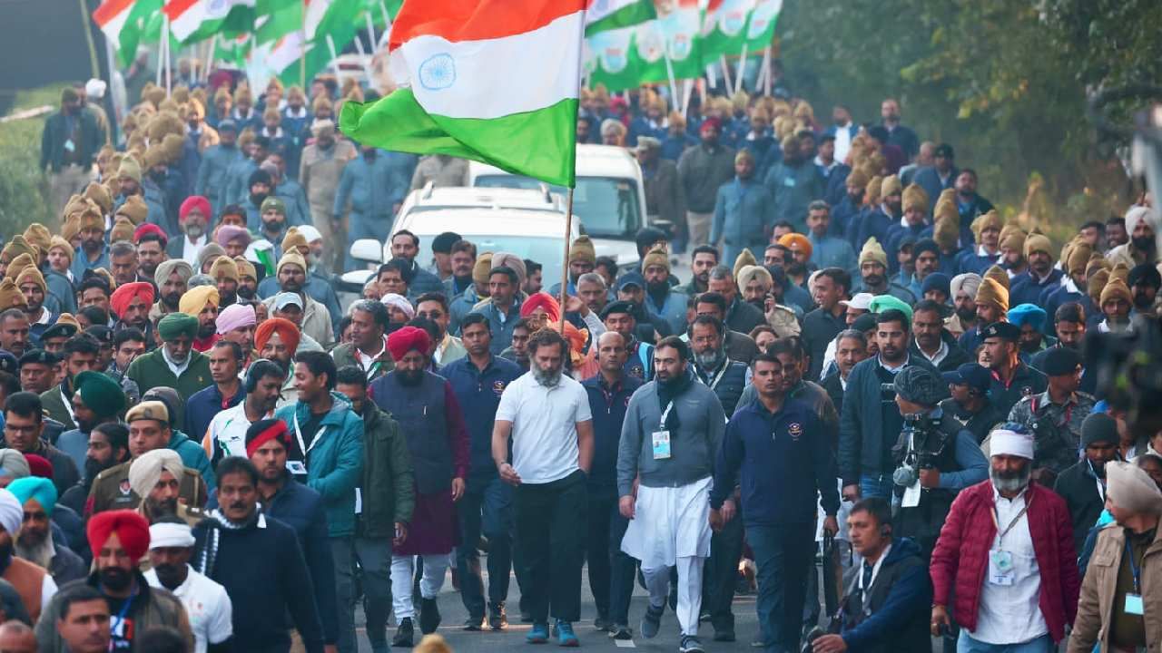 भारत जोडो यात्रे दरम्यान राहुल गांधी यांनी मोहब्बत की दुकान खोलने आया हूँ, असं वारंवार म्हटलं. 