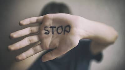 वरळी समुद्रकिनारी तरुणीचा मृतदेह आढळला, मुंबई पुन्हा हादरली !