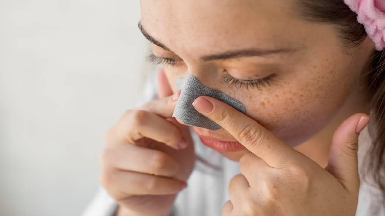 व्हाइटहेड्सचा त्रास नेमका का होतो ? या घरगुती उपायांनी व्हाइटहेड्सना करा बाय-बाय व्हाइटहेड्सचा त्रास नेमका का होतो ? या घरगुती उपायांनी व्हाइटहेड्सना करा बाय-बाय
