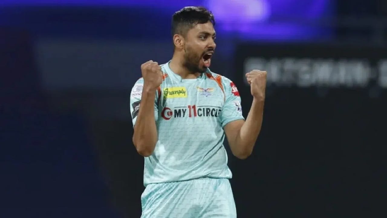 शेवटच्या चेंडूवर लखनऊला विजयासाठी एका धावेची गरज होती. आवेश खान स्ट्राईकला होता पण, चेंडू बॅटला लागला नाही आणि कीपरकडे न गेला. मात्र या वेळेत आवेश धावला आणि एक रन पूर्ण केली. यावेळी आवेशने तावातावाने हेल्मेट काढून मैदानात आपटले. या कृतीसाठी त्याला दंड भरावा लागला होता. 