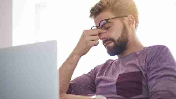 Laptop वर काम करून-करून दुखतात डोळे? जाणून घ्या डोळ्यांचा थकवा कसा दूर करावा