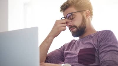Laptop वर काम करून-करून दुखतात डोळे? जाणून घ्या डोळ्यांचा थकवा कसा दूर करावा