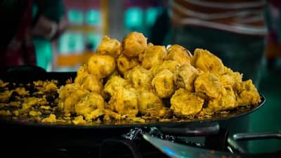 Monsoon Tips : आला पावसाळा... हे खाद्यपदार्थ टाळा ! पावसात या पदार्थांकडे बघूही नका