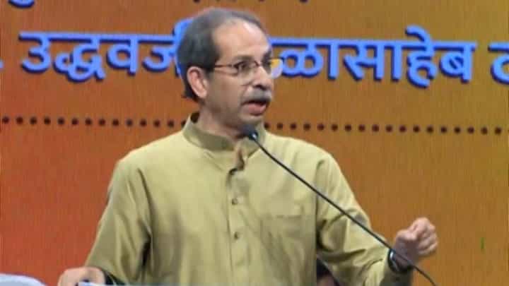 तुमच्या राजवटीत हिंदू खतरे में असेल तर..., सामनातून शिंदे गट आणि भाजपवर टीकास्त्र तुमच्या राजवटीत हिंदू खतरे में असेल तर..., सामनातून शिंदे गट आणि भाजपवर टीकास्त्र