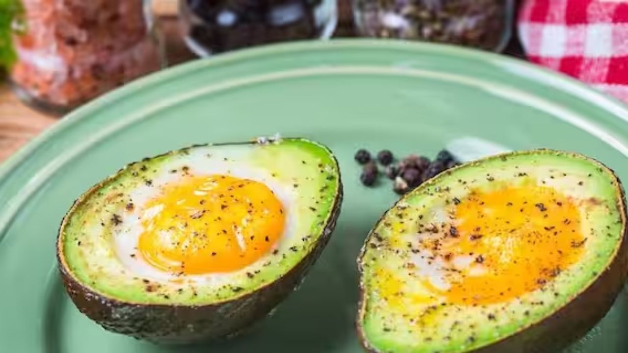 एवोकॅडो, मसाले आणि अंडयातील बलकाने बनवलेले हे साधे एवोकॅडो अंडी सॅलड वापरून पहा. हे साधे सँडविच काही मिनिटांत बनवता येते, तेही जास्त कष्ट न करता. जर तुम्हाला पनीर आवडत असेल तर तुम्ही त्यात किसलेले पनीर देखील घालू शकता. हे सँडविच तुम्ही पिकनिक, रोड ट्रिप किंवा टिफिनसाठी देखील पॅक करू शकता. ही डिश करून पहा.