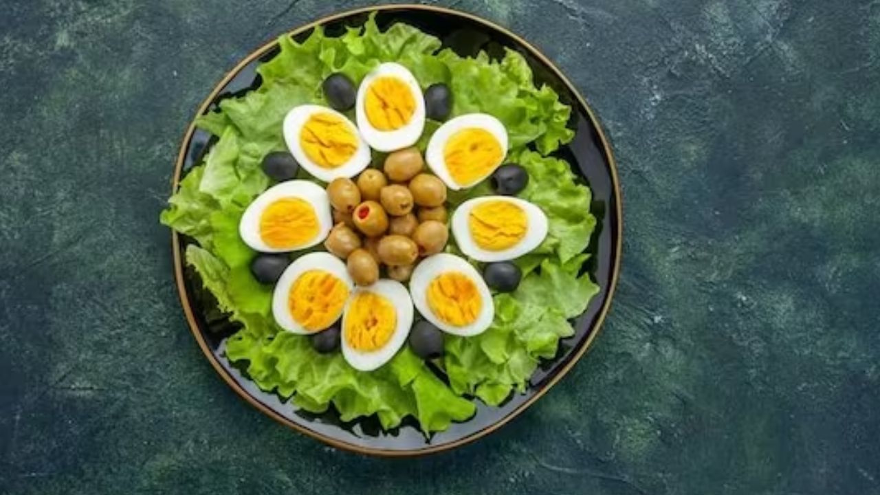 या सोप्या रेसिपीमध्ये एवोकॅडो धुवा आणि स्कूप करा. पुढे, दोन कडक उकडलेले अंडी घ्या आणि त्यांचे चौकोनी तुकडे करा.