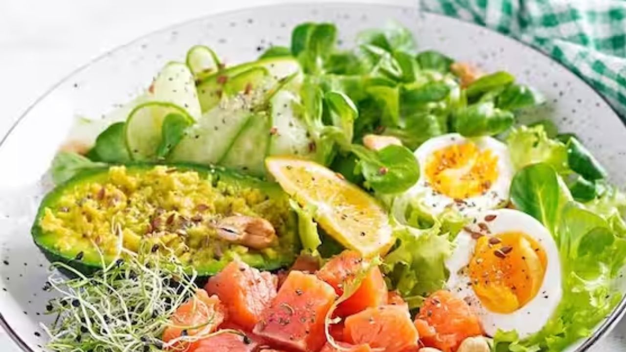 दुसरी वाटी घ्या आणि त्यात लसूण मेयोनेझ, मीठ, मिरपूड, लिंबाचा रस घालून चांगले फेटून घ्या.