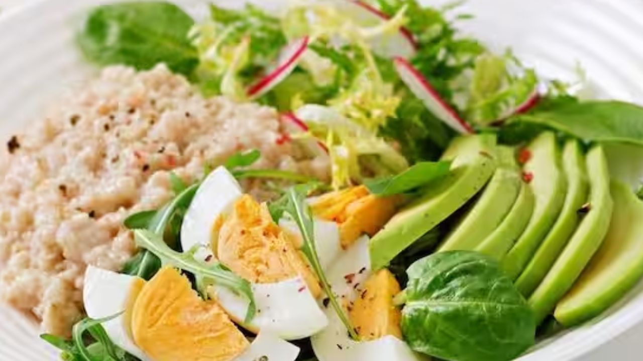 दुसरी वाटी घ्या आणि त्यात लसूण मेयोनेझ, मीठ, मिरपूड, लिंबाचा रस घालून चांगले फेटून घ्या. अंडी आणि मॅश केलेला एवोकॅडो घालून नीट फेटा आणि ब्रेडचे तुकडे नीट थर लावा. 5 मिनिटे बेक करा आणि खाण्याचा आनंद लुटा.