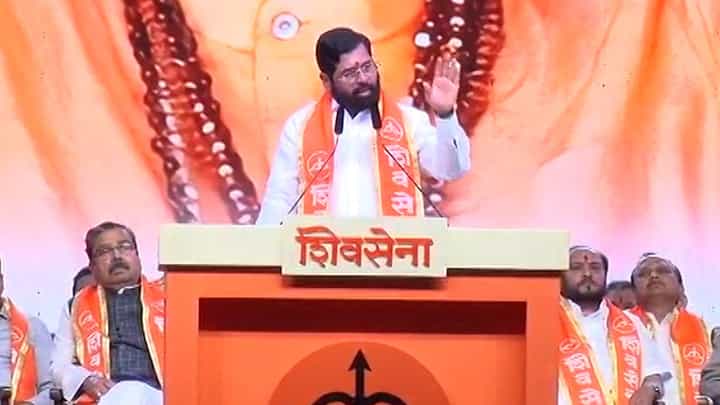 ‘रिक्षावाला म्हणून हिनवलं पण याच रिक्षानं तुमच्या मर्सिडीजला खड्ड्यात घातलं’; शिंदे यांचा घणाघात ‘रिक्षावाला म्हणून हिनवलं पण याच रिक्षानं तुमच्या मर्सिडीजला खड्ड्यात घातलं’; शिंदे यांचा घणाघात