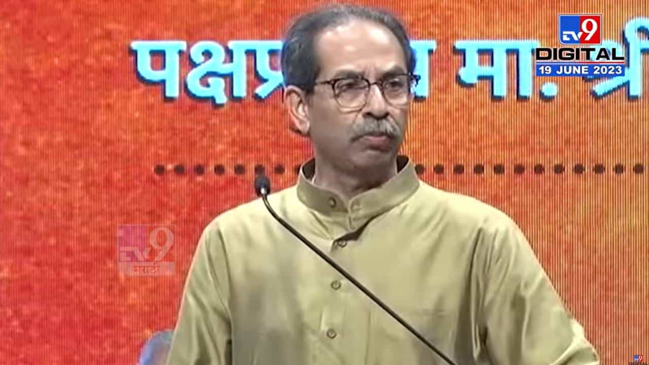 ...तर उद्धव ठाकरे औरंगजेबाच्या दर्शनासाठी कधी जाणार?, मुंबईतील बॅनरबाजीवरून भाजप नेत्याची टीका ...तर उद्धव ठाकरे औरंगजेबाच्या दर्शनासाठी कधी जाणार?, मुंबईतील बॅनरबाजीवरून भाजप नेत्याची टीका