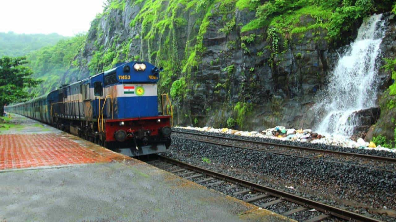 कोकण रेल्वे मार्गावरील मोठी अपडेट; 12 स्थानकांचा लवकरच होणार कायपालट