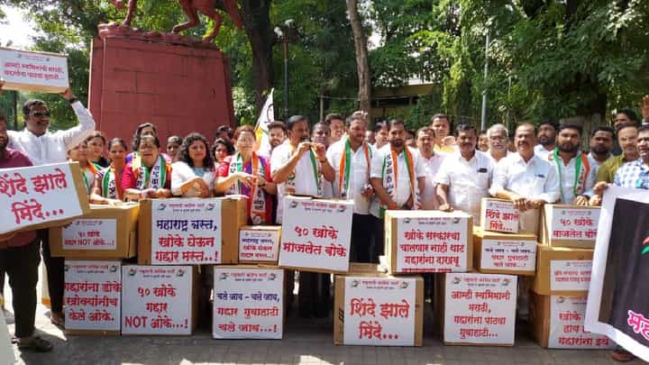 ‘महाराष्ट्र त्रस्त खोके खाऊन गद्दार मस्त’; राष्ट्रवादी काँग्रेसकडून खोके दिन साजरा ‘महाराष्ट्र त्रस्त खोके खाऊन गद्दार मस्त’; राष्ट्रवादी काँग्रेसकडून खोके दिन साजरा