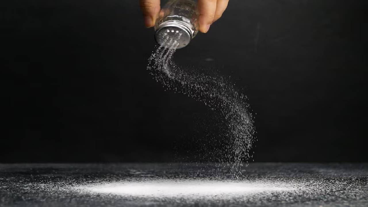 तुम्ही गरजेपेक्षा जास्त मीठ खाताय का ? ही लक्षणे दिसत असतील तर वेळीच सावध व्हा.. तुम्ही गरजेपेक्षा जास्त मीठ खाताय का ? ही लक्षणे दिसत असतील तर वेळीच सावध व्हा..