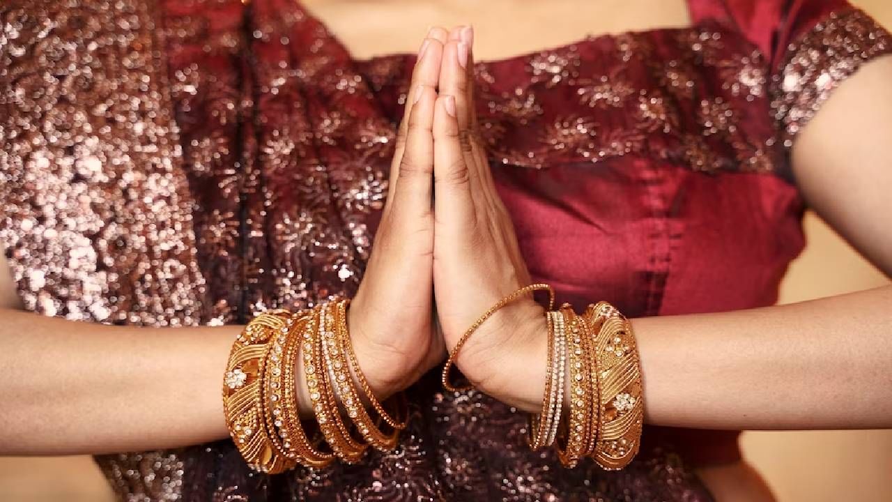 बोलें चुडिया.... पण हाताला झाली ॲलर्जी ? या घरगुती उपायांनी वाटेल बरं बोलें चुडिया.... पण हाताला झाली ॲलर्जी ? या घरगुती उपायांनी वाटेल बरं