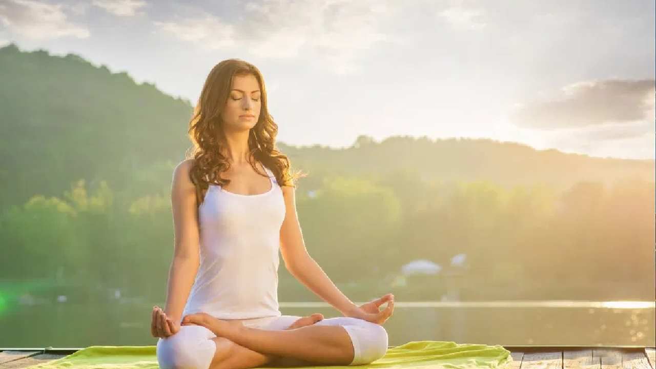 International Yoga Day 2023 : 'ही' चार सोपी योगासनं करा अन् राहा फिट! International Yoga Day 2023 : 'ही' चार सोपी योगासनं करा अन् राहा फिट!