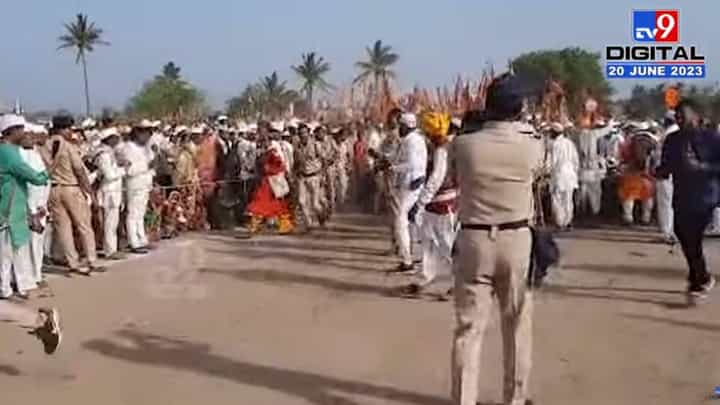 अंगावर खाकी वर्दी मनात विठ्ठलाचा गजर; पोलिस धावले बेलवाडीच्या रिंगणात अंगावर खाकी वर्दी मनात विठ्ठलाचा गजर; पोलिस धावले बेलवाडीच्या रिंगणात