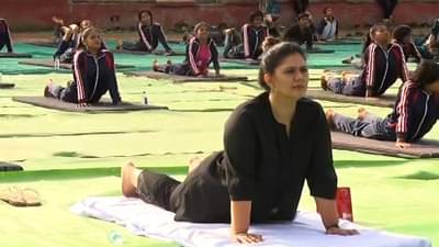 ‘योगा डे’निमित्त पंकजा मुंडे यांनी केला अनाथ मुलांसोबत योगा!
