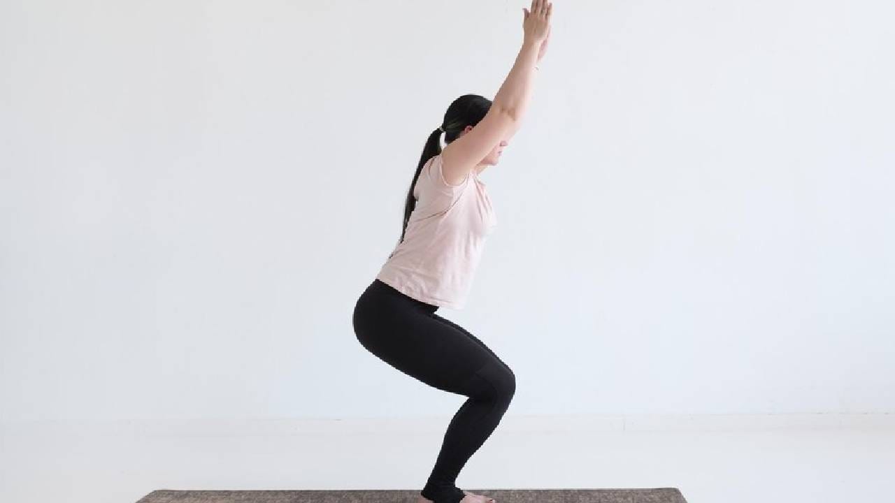 उत्कटासन करताना सुरुवातीला कदाचित त्रास होऊ शकतो. हे आसन आपल्या आरोग्यासाठी अतिशय फायदेशीर आहे. ते खराब कोलेस्ट्रॉल नियंत्रित ठेवते. तसेच हृदयविकार दूर ठेवायचा असेल तर त्यासाठीही हे आसन खूप फायदेशीर ठरू शकते.