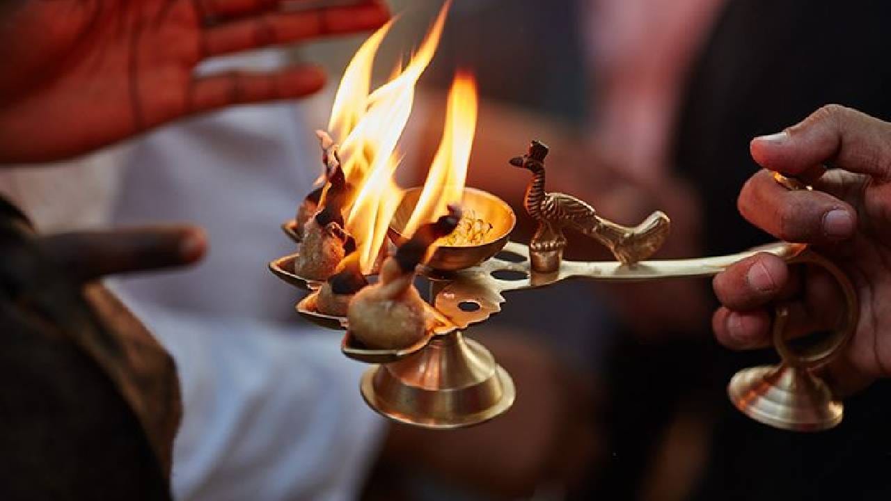आरती करतांना किती वाती आवश्यक? पूजेचे हे नियम पाळा, घरात लक्ष्मी कामय राहते प्रसन्न आरती करतांना किती वाती आवश्यक? पूजेचे हे नियम पाळा, घरात लक्ष्मी कामय राहते प्रसन्न