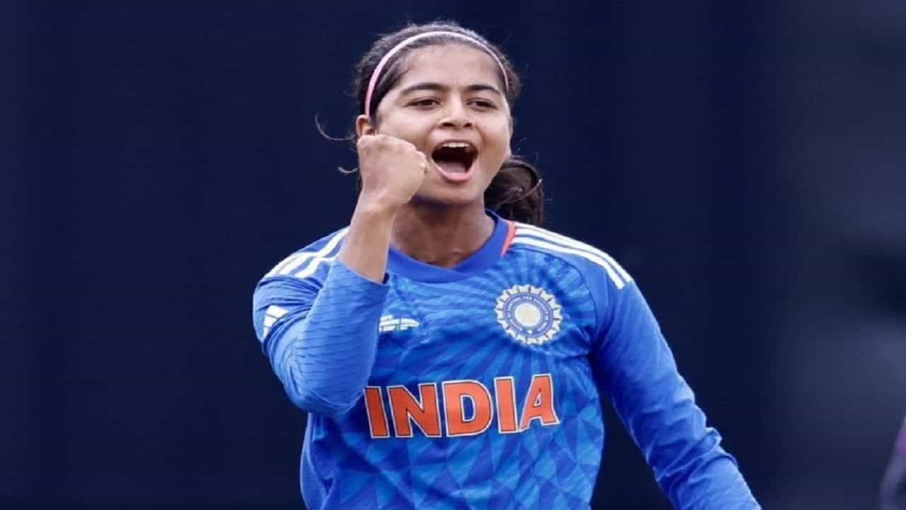 वूमन्स टीम इंडियाने बांगलादेशवर मात करत एमर्जिंग एशिया कप जिंकला. टीम इंडिया फक्त 2 सामन जिंकून एशिया चॅम्पियन ठरलीय. मात्र इथवरच्या प्रवासात श्रेयांका पाटील हीने निर्णायक भूमिका बजावली.