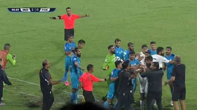 SAFF Championship 2023 Video : भारत विरुद्ध पाकिस्तान फुटबॉल सामन्यात धक्काबुक्की, काय झालं ते पाहा मैदानात
