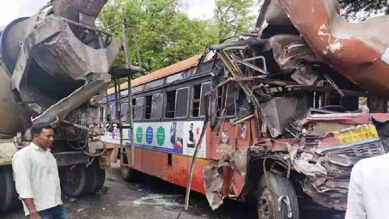 Accident News : एसटी ट्रकचा भीषण अपघात, समोरासमोर धडक झाल्यामुळे चालकाचा जागीचं मृत्यू, प्रवासी झोपेत असल्यामुळे...