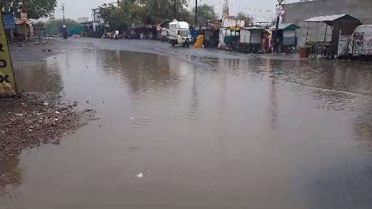 नागपूरसह विदर्भाच्या काही भागात ढगाळ हवामान आणि रिमझिम पावसाला सुरुवात झाली आहे.