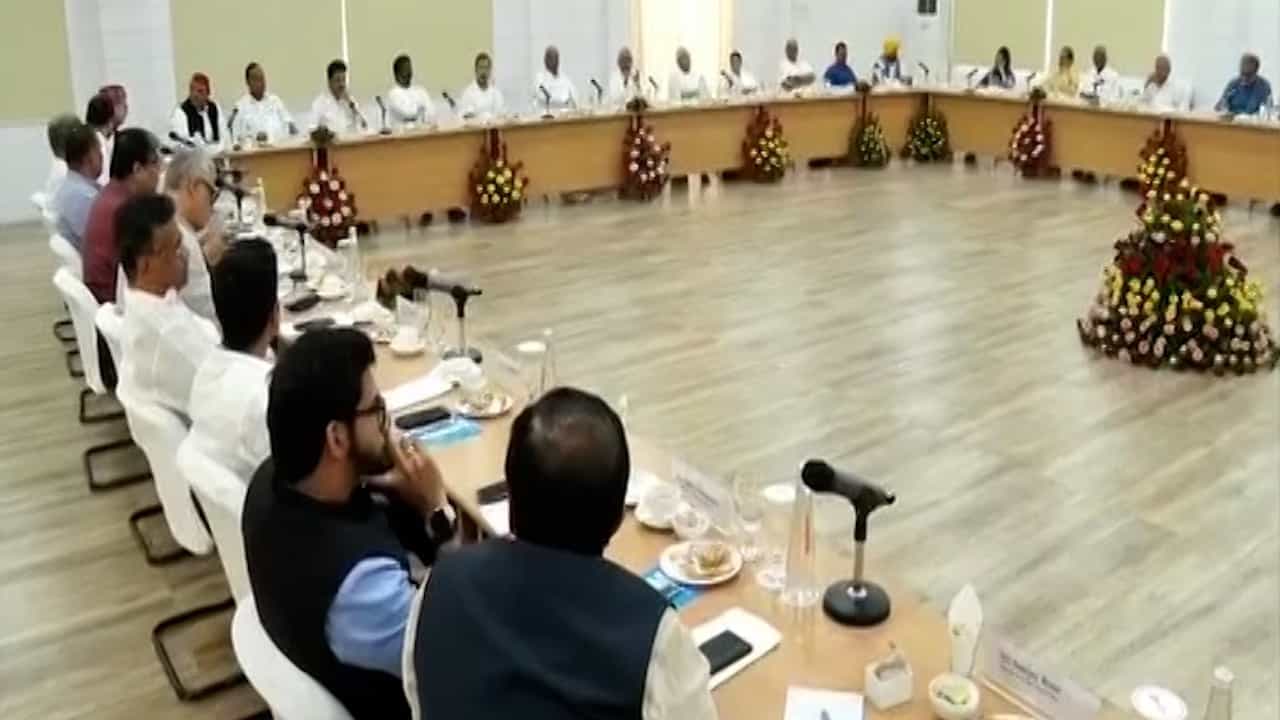 शरद पवार म्हणाले, आम्ही एकमेकांना शिव्या घालणारे एकत्र आलो, विरोधी पक्षांच्या बैठकीतली Inside Story