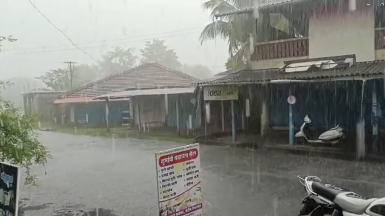 अखेर तळकोकणात पावसाने जोरदार हजेरी लावली आहे.