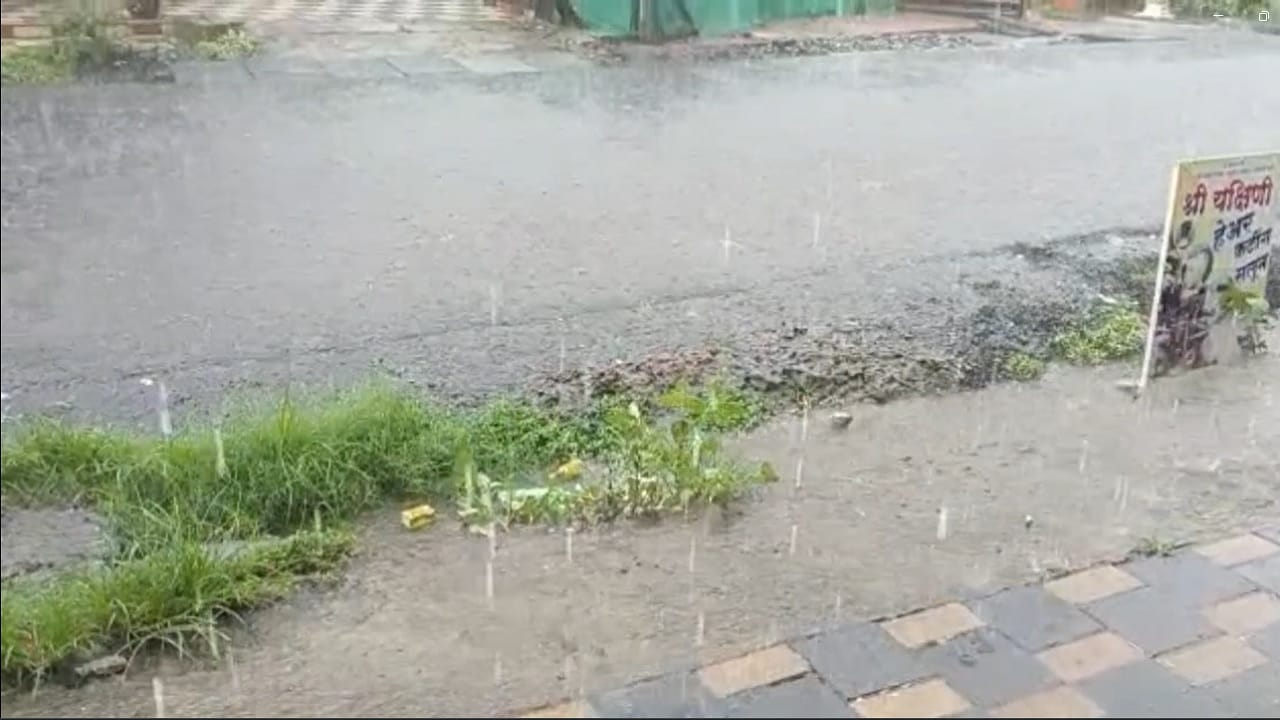 काल सकाळी काही प्रमाणात कोसळलेल्या पावसाने दुपार नंतर उसंत घेतली होती.