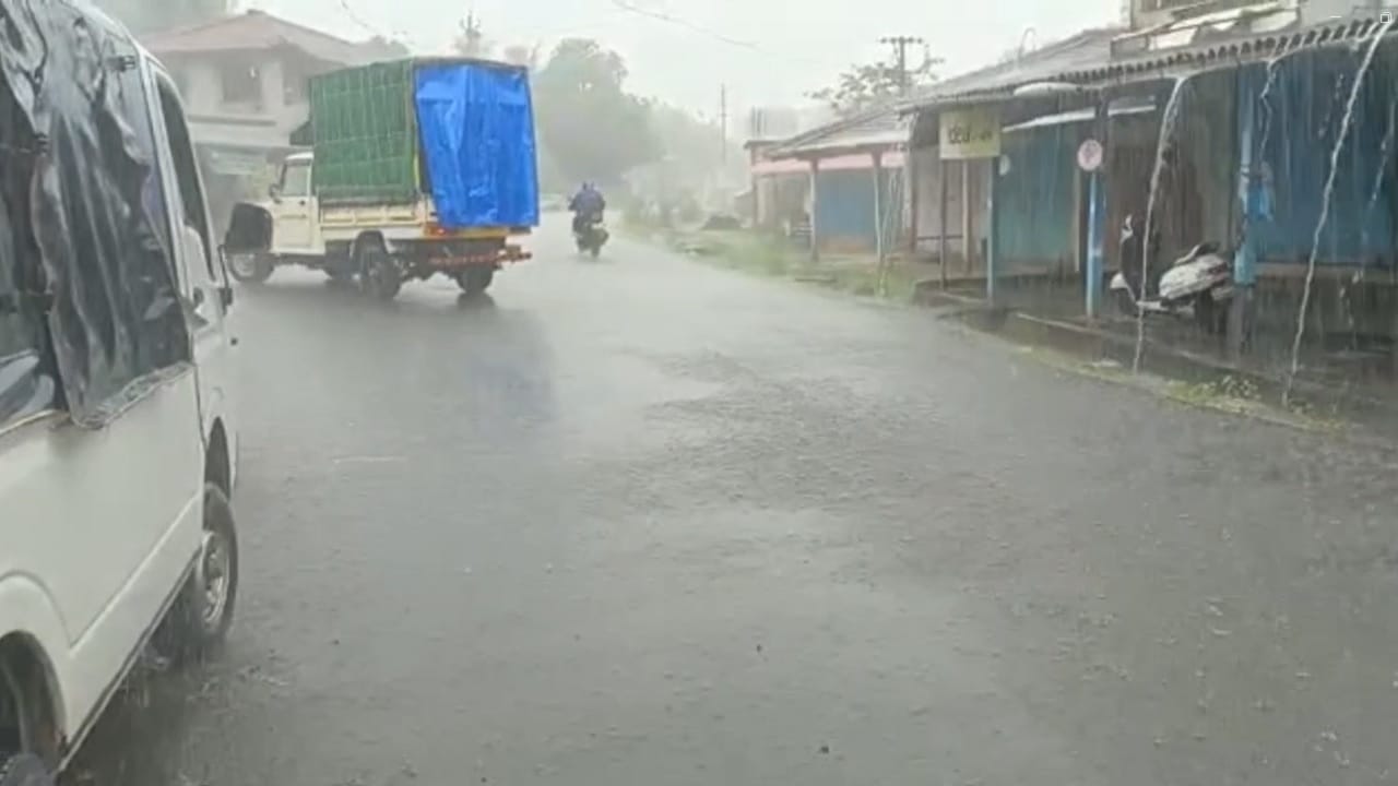 एकंदरीत हवामान विभागाचा अंदाज खरा ठरवत तळकोकणात पावसाने चांगलीच सुरुवात केली आहे. सुरु झालेल्या दमदार पावसामुळे बळीराजा सुखावला असून शेतीच्या कामांना आता वेग येणार आहे.