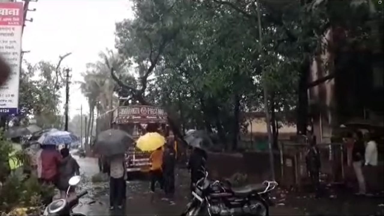 ट्रकचे काही प्रमाणात नुकसान झाले, त्यामुळे मार्गावरील वाहतूक काही काळ ठप्प झाली होती.