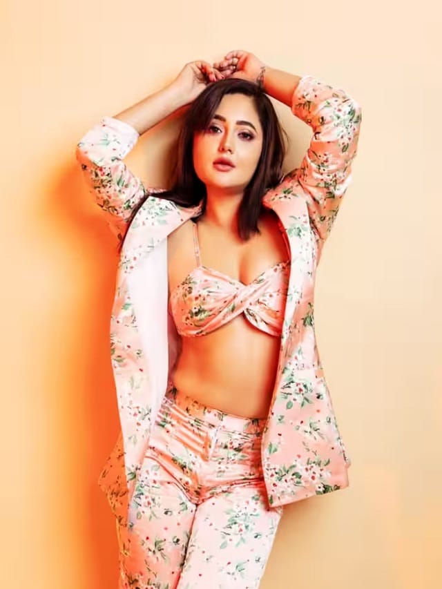 अभिनेत्री रश्मी देसाई (Rashami Desai) प्रसिद्धी झोतात येण्याची एकही संधी सोडत नाही. आता देखील अभिनेत्री स्वतःचे काही फोटो सोशल मीडियावर शेअर केले आहेत.