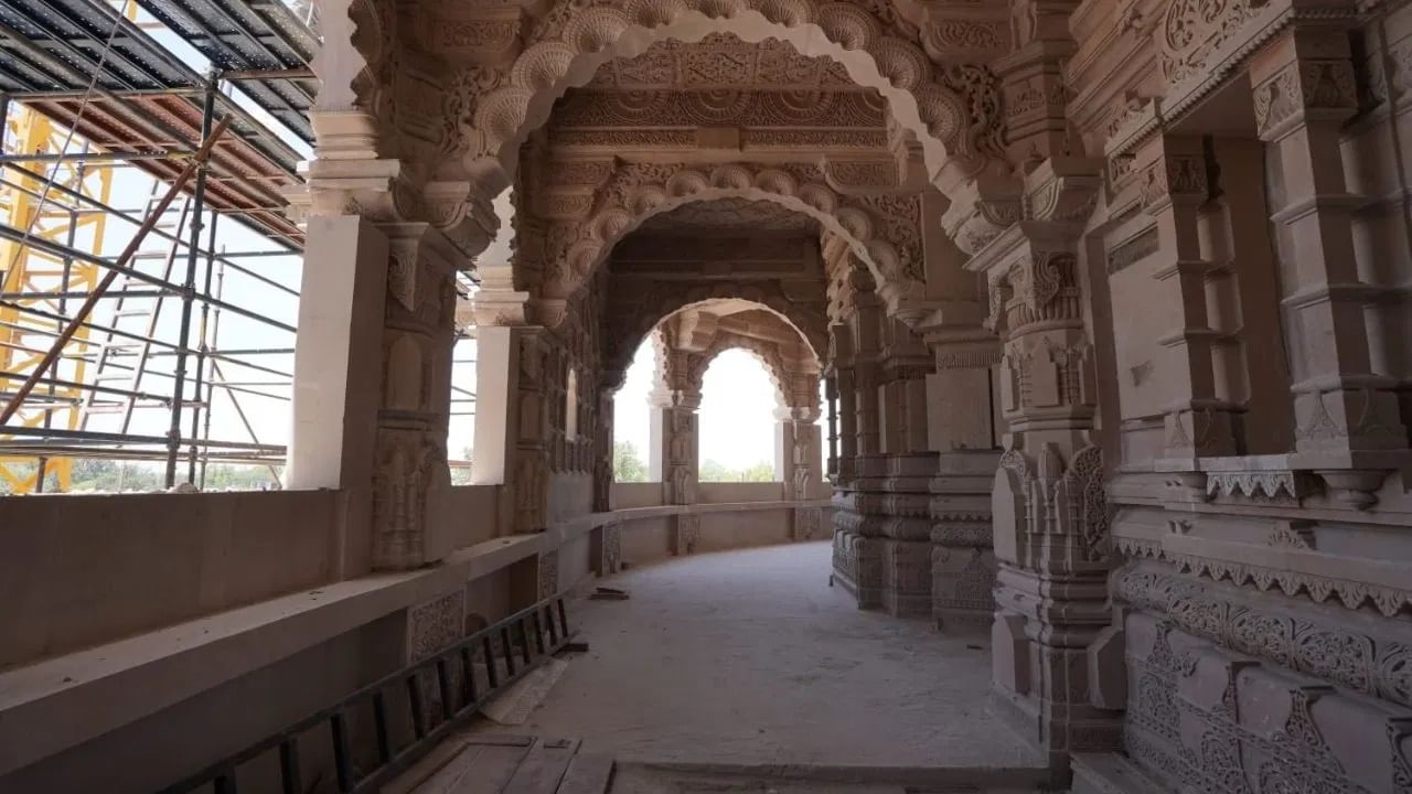 मंदिरातील दगडावर कोरलेली सुंदर नक्षी लक्ष वेधून घेते. तसेच मंदिराची भव्यता फोटोतून समोर आली आहे. 