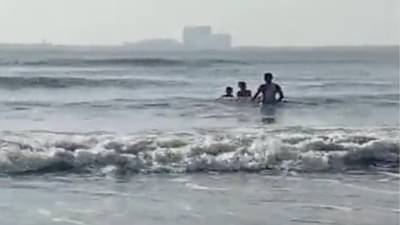 दोन चिमुरडे लाटांमध्ये अडकले, ते समुद्राच्या पोटात जाऊ लागले तेवढ्यात....