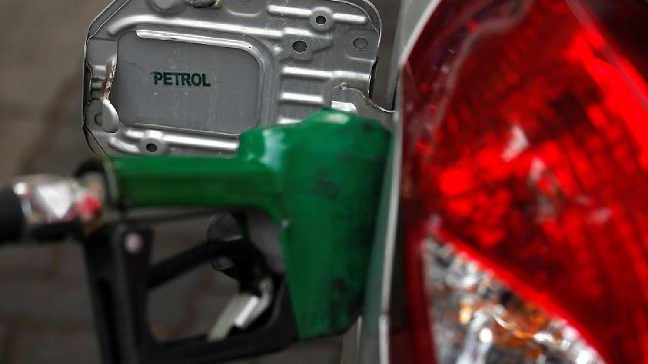 Petrol Diesel Rate Today : फिरायला जाण्यापूर्वी जाणून घ्या पेट्रोल-डिझेलचा भाव, इतके झाले स्वस्त