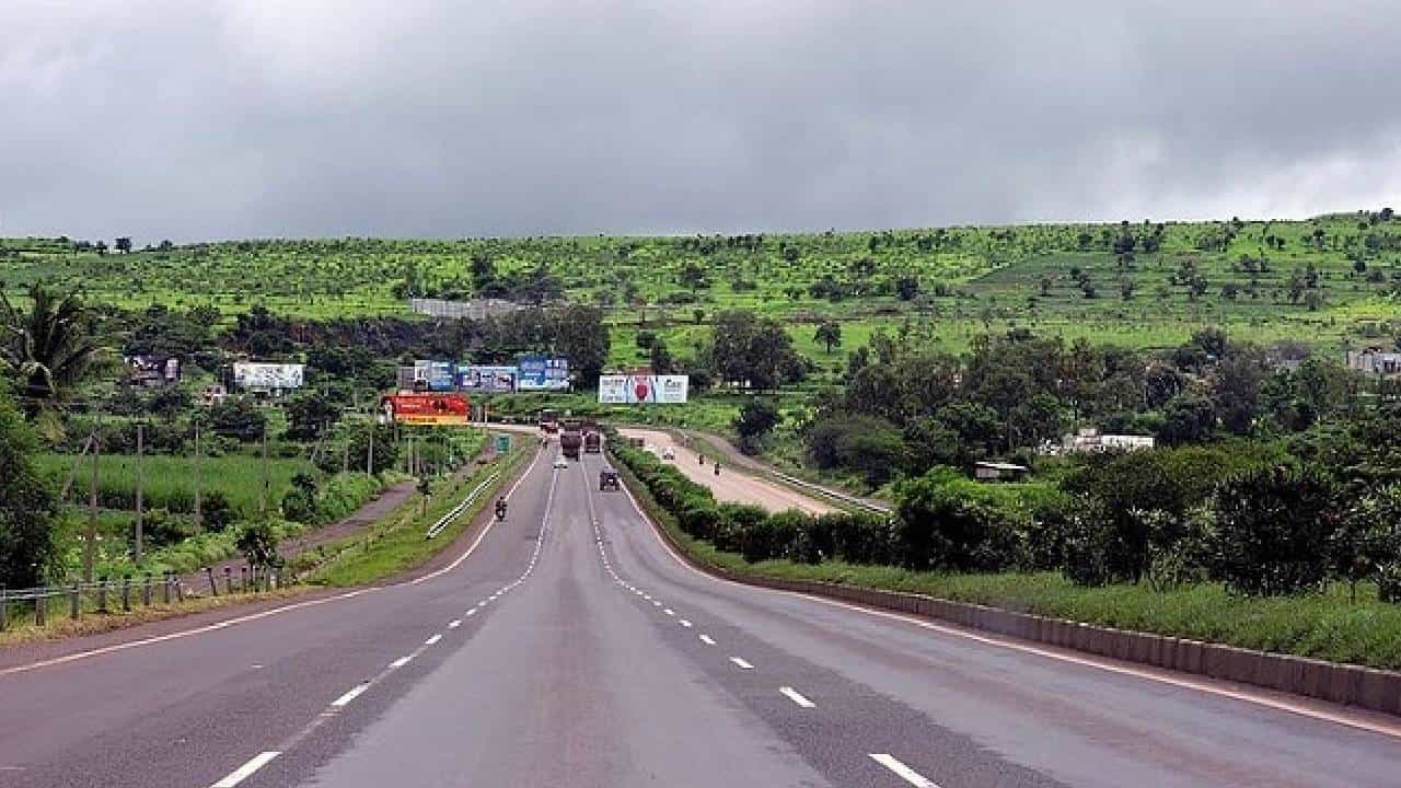 कोकणात जाणाऱ्यां-येणाऱ्यांनो जरा थांबा! ‘या’ घाटात वाहतुकीला फटका; पहिल्याच पावसात रस्त्यावर...