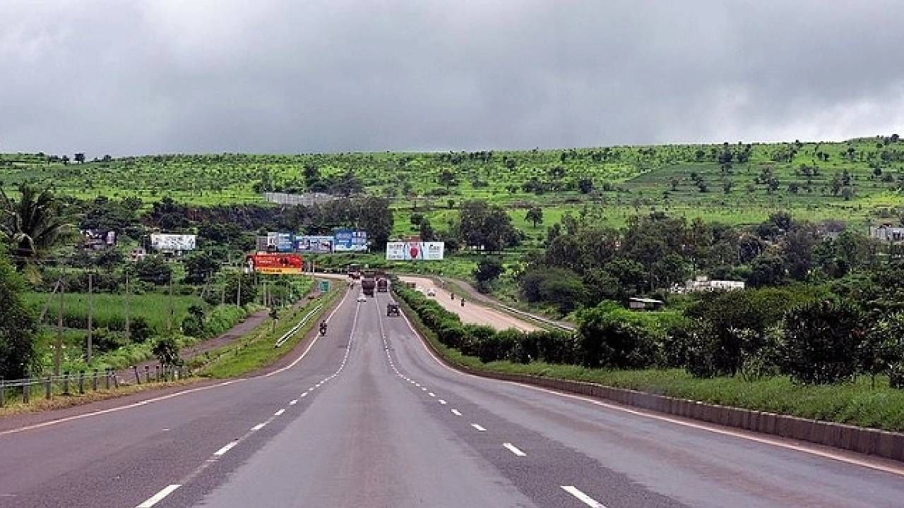 कोकणात जाणाऱ्यां-येणाऱ्यांनो जरा थांबा! ‘या’ घाटात वाहतुकीला फटका; पहिल्याच पावसात रस्त्यावर...